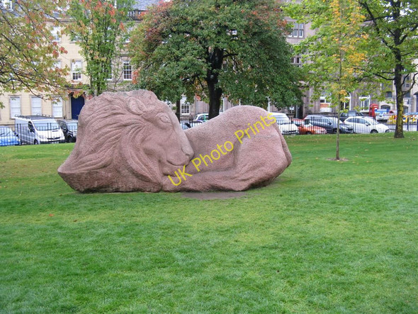 Photo 6"x4" Sleeping Lion in St Andrew Square Edinburgh c2010