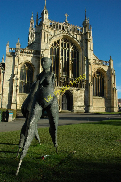 Photo 6"x4" Sculpture and Gloucester Cathedral Gloucester c2010