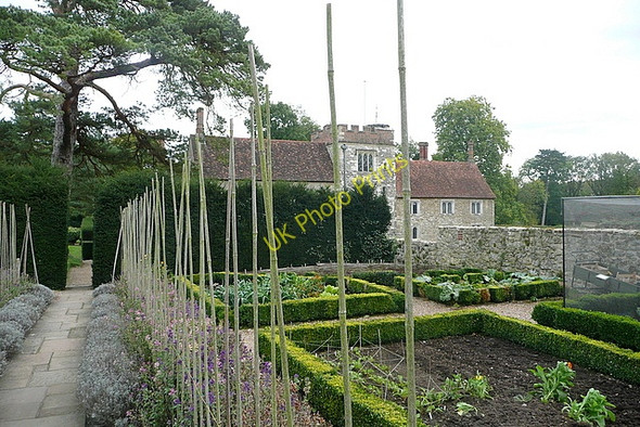 Photo 6"x4" Ightham Mote, garden Ivy Hatch c2010