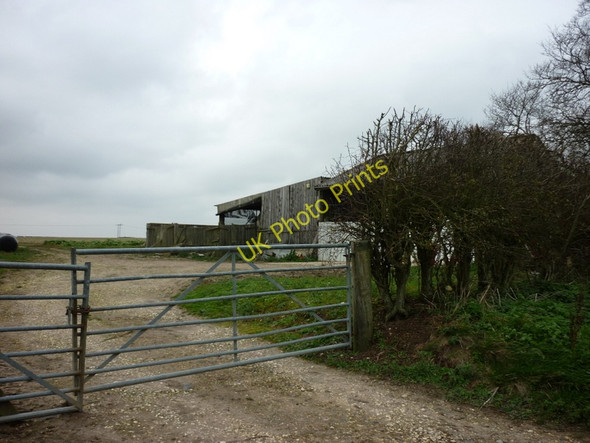 Photo 6"x4" Farm buildings on Thwing Road Kilham\/TA0664 c2010