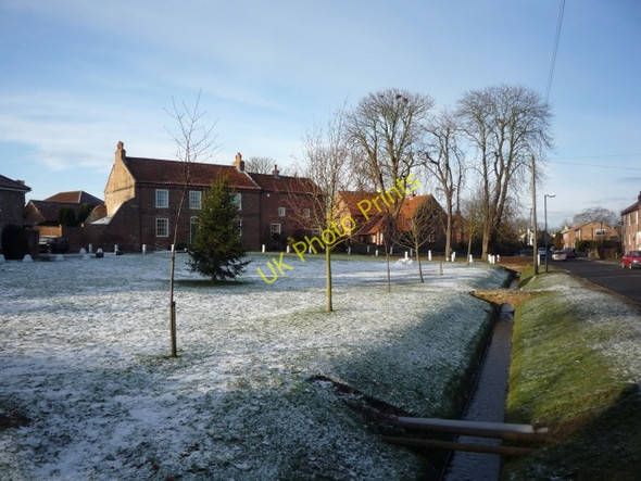 Photo 6"x4" Snow covered green Elvington\/SE7047 c2010
