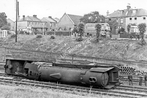 Photo 6"x4" Locomotive humbled after serious derailment at New Southgate Friern Barnet c1948