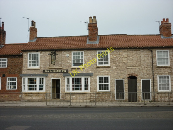 Photo 6"x4" The Fox and Hounds, Tadcaster Tadcaster c2011