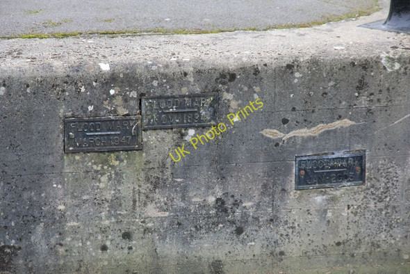 Photo 6"x4" Floodmarks on the lock Buckland Marsh c2011
