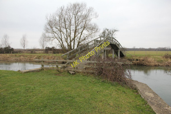 Photo 6"x4" Fence by the bridge Clanfield\/SP2801 c2011