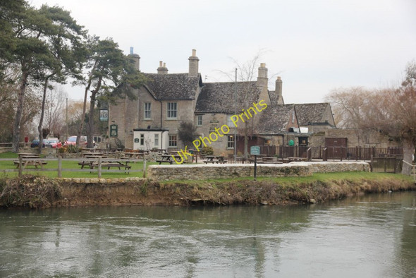 Photo 6"x4" Swan across the river Radcot c2011