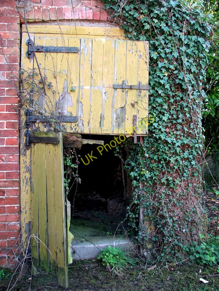 Photo 6"x4" Overgrown stable door, East Dereham Dumpling Green c2011