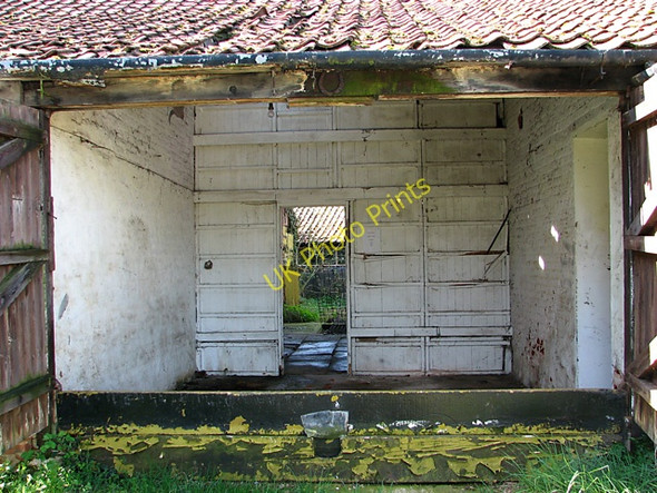 Photo 6"x4" View inside a farm shed, East Dereham Dumpling Green c2011