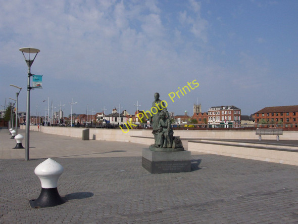 Photo 6"x4" Polish families memorial and quayside in Kingston Upon Hull Kingston upon Hull c2011