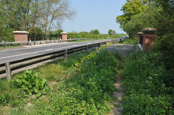 Photo 6"x4" Bridge over the River Cole Lechlade on Thames c2011