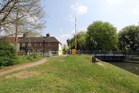 Photo 6"x4" Cottages by the bridge Aldermaston Wharf c2011