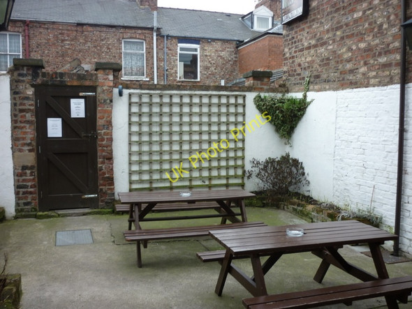 Photo 6"x4" The Wellington Inn, a Sam Smith's pub in York York\/SE5951 c2011