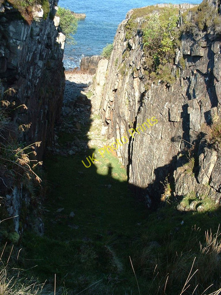 Photo 6"x4" Cleft in cliff Londain c2011