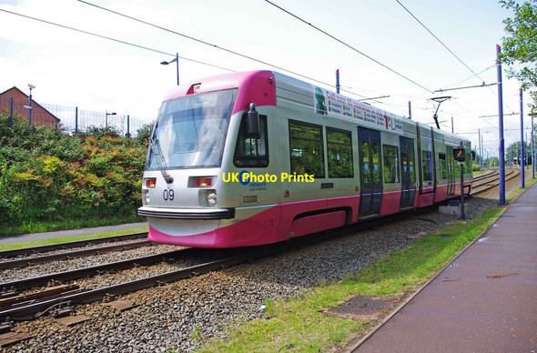 Photo 6"x4" Midland Metro tram no. 09 approaching Priestfield tram stop, Wolverhampton Wolverhampton c2011