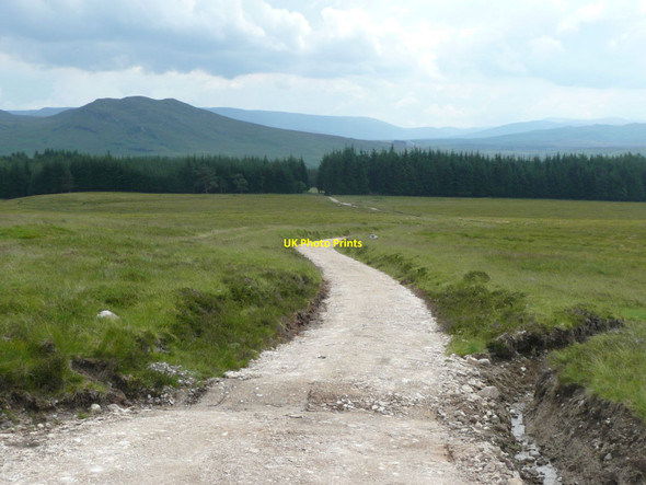 Photo 6"x4" The track heads for Cluny Balgowan\/NN6394 c2011