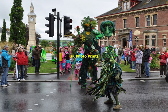 Photo 6"x4" The Green Man crosses from The Square to Boutport Street on his way to the Pilton Festival Barnstaple c2011