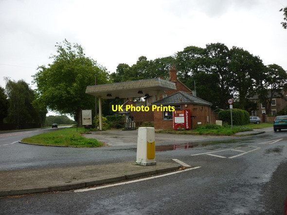 Photo 6"x4" A disused petrol station at Hemingbrough Hemingbrough c2011