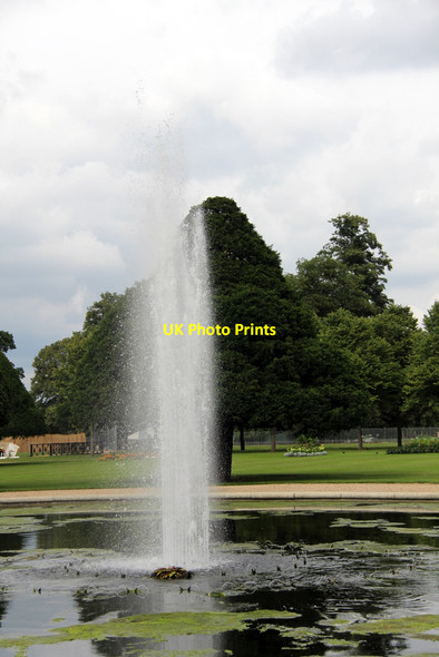 Photo 6"x4" Fountain, Hampton Court Palace, Surrey Surbiton c2011