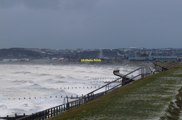 Photo 6"x4" A wintry North Sea lashes Aberdeen beach Torry\/NJ9505 c2010