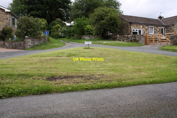 Photo 6"x4" The small village green Carperby\/SE0089 c2011