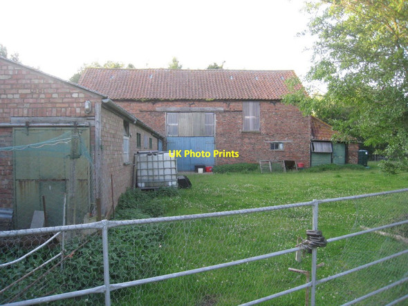Photo 6"x4" Barn at the Willows Farm East Halton c2011