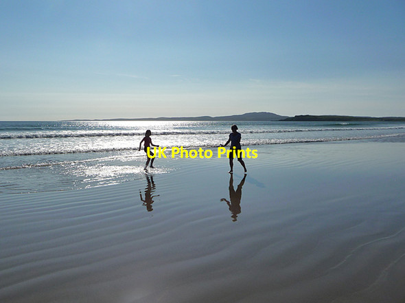 Photo 6"x4" Figures on Traigh Mhor Cruach Mh\u00f2r\/NR3054 c2011