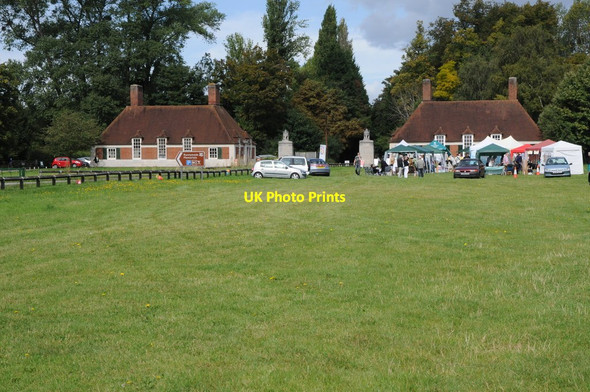 Photo 6"x4" Runnymede Lodge Egham c2011