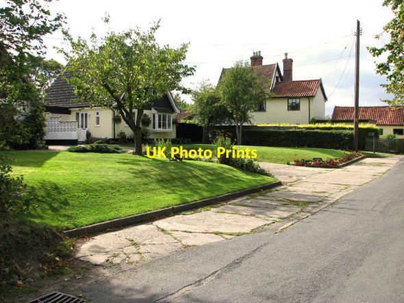 Photo 6"x4" Cottages by Metfield church Metfield c2011