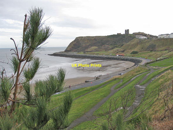 Photo 6"x4" Castle cliff from Queens Parade Scarborough\/TA0388 c2012