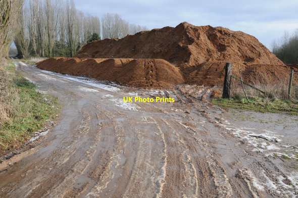 Photo 6"x4" Sand and gravel Church End\/SO8936 c2012