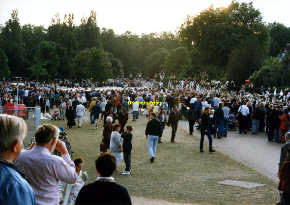 Photo 6"x4" Crowds outside Kensington Palace in Kensington Gardens Kensington\/TQ2579 c1997