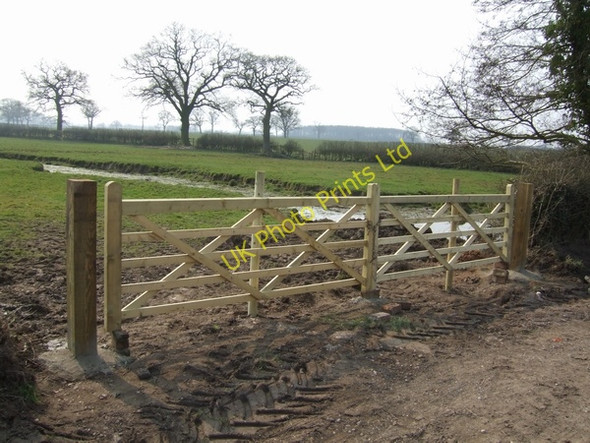 Photo 6"x4" Setting a new gate Marston\/SJ8314 c2007