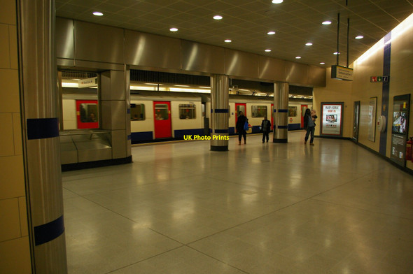 Photo 6"x4" Blackfriars underground station, reconditioned London c2012