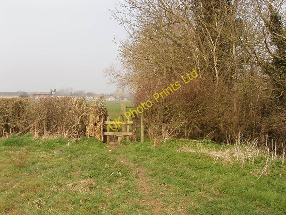 Photo 6"x4" Stile and hedge, Wendlebury beyond Wendlebury c2007