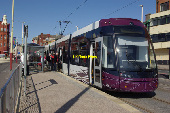 Photo 6"x4" Blackpool tram at North Pier Blackpool\/SD3136 c2012