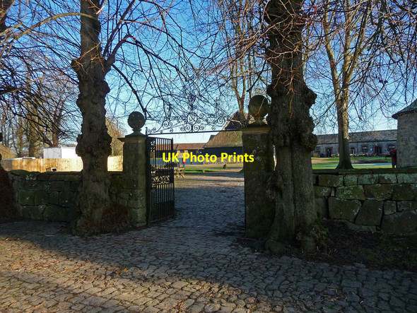 Photo 6"x4" Avebury - Museum Gates Avebury Trusloe c2012