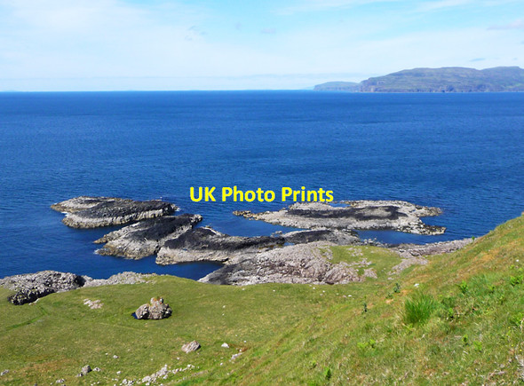 Photo 6"x4" Shoreline below Sg\u00c3\u00b9rr M\u00c3\u00b2r Talisker c2012