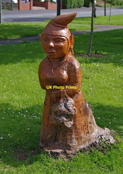 Photo 6"x4" Carving of a figure in Broadwaters Park, Stourbridge Road, Broadwaters, Kidderminster Kidderminster c2012