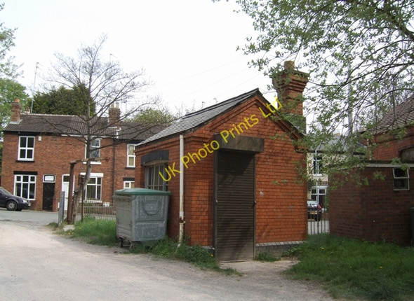 Photo 6"x4" Railway building at Tettenhall Station Wolverhampton c2007