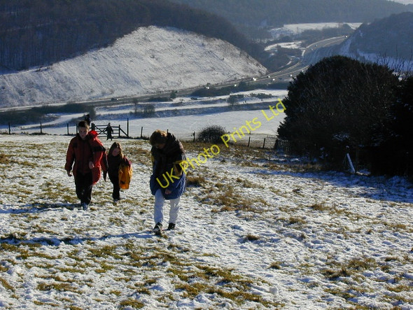 Photo 6"x4" Climbing Butser Hill winter Buriton c2000