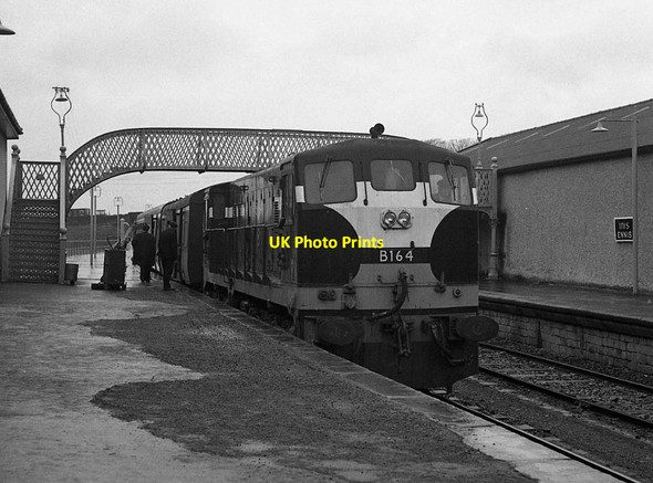 Photo 6"x4" Train in Ennis station Ennis c1976