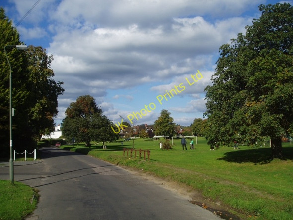 Photo 6"x4" Godstone Village Green Church Town\/TQ3551 c2005