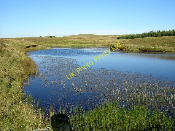 Photo 6"x4" Artificial Loch on Soame Burn Windy-Yett\/NS4750 c2006