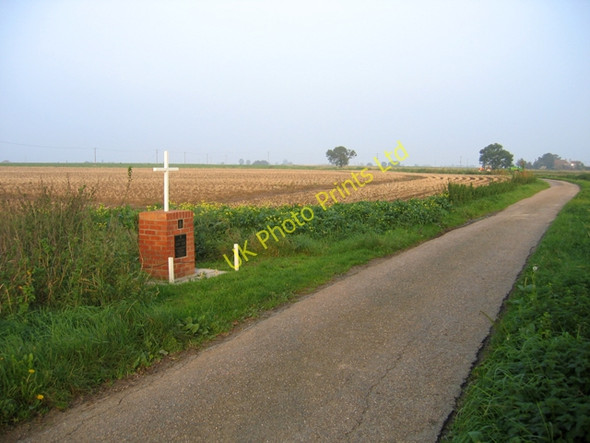 Photo 6"x4" Lancaster memorial, Eaudike Road, Donington Eaudike, Lincs Bicker c2006