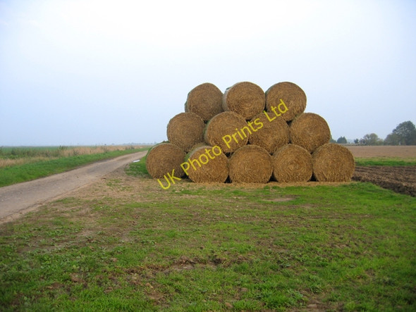 Photo 6"x4" 85 round straw bales beside North Drove, Bicker Fen, Lincs Bicker Gauntlet c2006