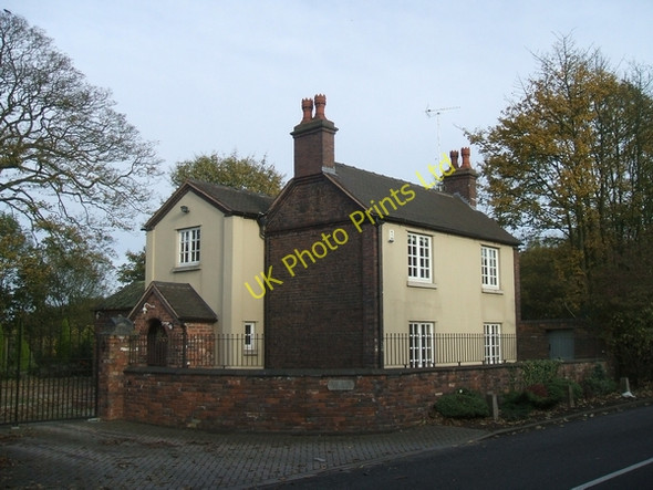 Photo 6"x4" Blue Brick Cottage Essington c2006