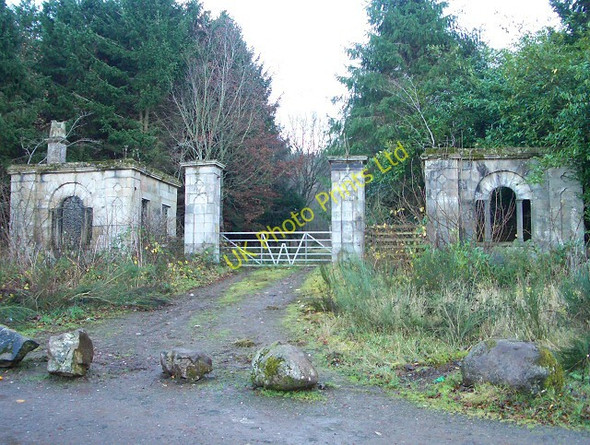 Photo 6"x4" Derelict Lodges Forteviot c2006
