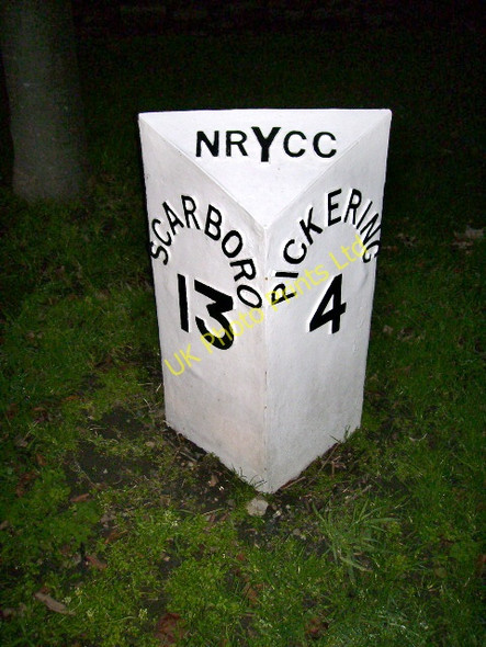 Photo 6"x4" Milepost in Wilton village Wilton\/SE8682 c2006