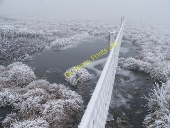 Photo 6"x4" Frozen Fence and Pool on Lovely Seat. Sedbusk c2006