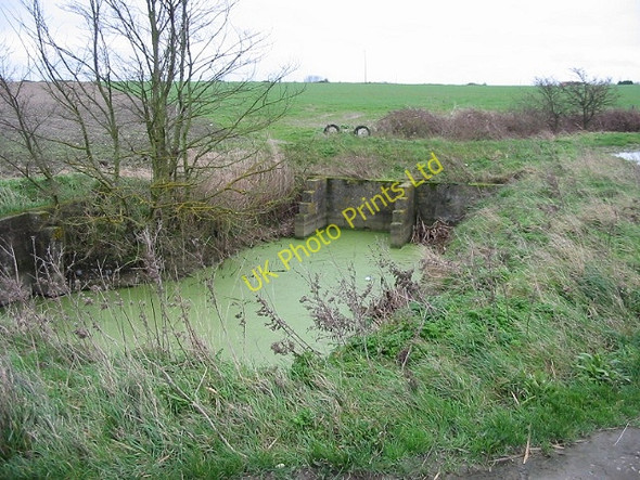 Photo 6"x4" Duckweed covered ditch and open farmland. Way\/TR3265 c2007